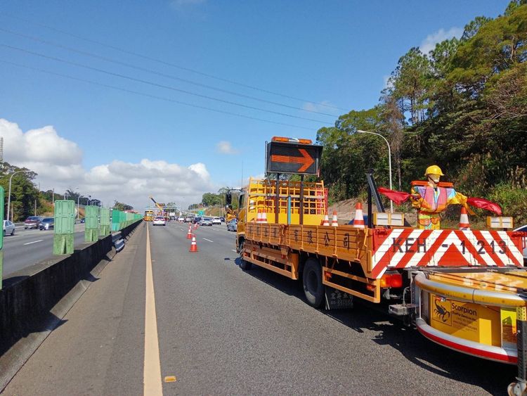 國道警使用緩撞車防止交通意外。翻攝畫面