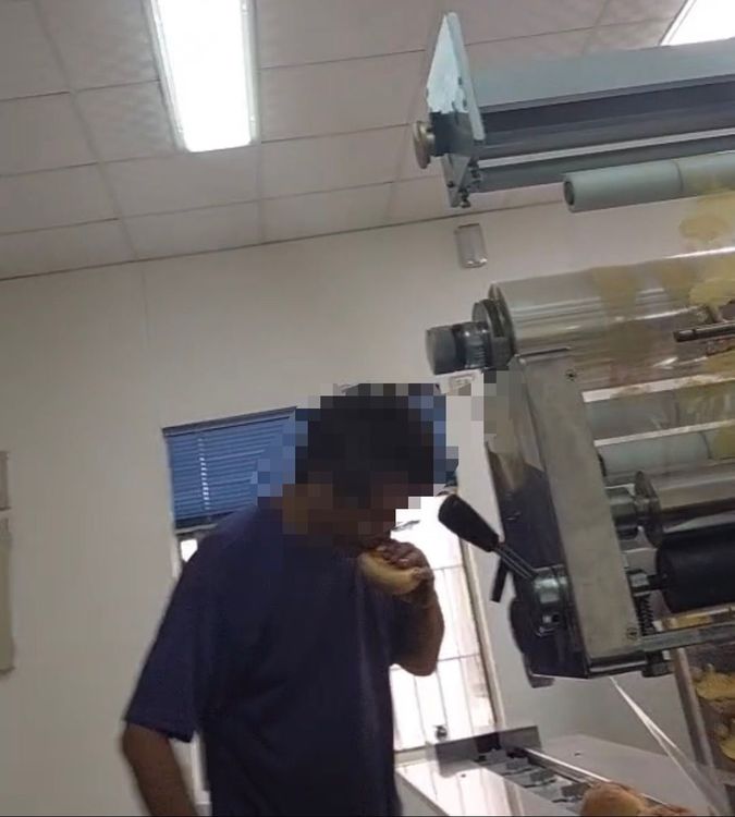 業者用嘴巴幫麵包修邊。鍾沛君提供