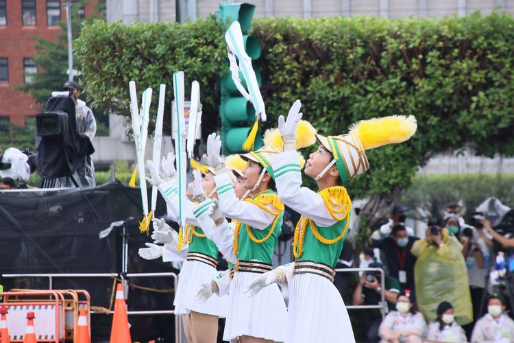 北一女中樂儀旗隊大秀高難度拋槍動作。鄭孟晃攝