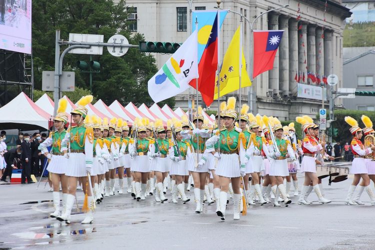 北一女中樂儀旗隊帶來「萬眾一心」表演。鄭孟晃攝