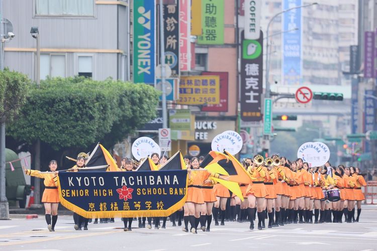 「橘色惡魔」一登場就吸引觀眾目光。葉志明攝