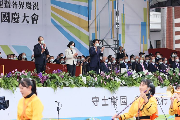 蔡英文（中）、賴清德（右）與游錫堃（左）在看橘高校表演時，忍不住鼓掌。葉志明攝