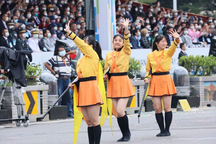 橘色惡魔們用笑容融化觀眾的心。鄭孟晃攝