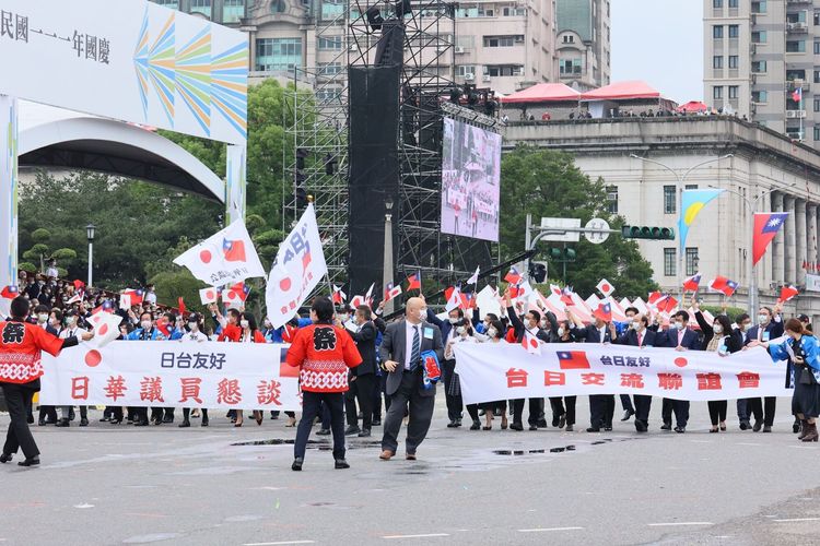 「日華議員懇談會」、「立法院台日交流聯誼會」也帶來祝賀遊行。鄭孟晃攝