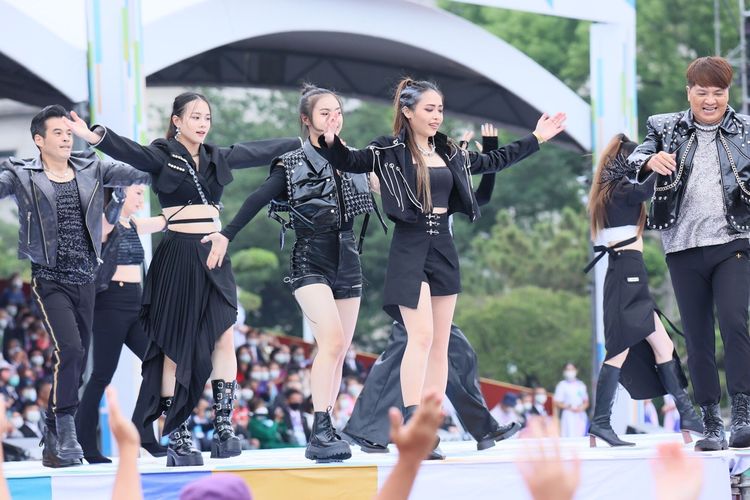 台灣街舞文化推廣協會搭配曉明女中管樂隊共同表演「跳出團結⼒舞向新世界」。鄭孟晃攝