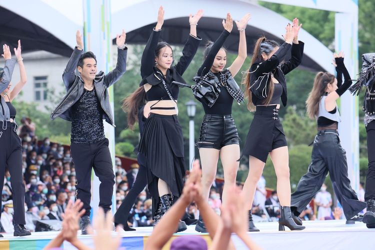 台灣街舞文化推廣協會搭配曉明女中管樂隊共同表演「跳出團結⼒舞向新世界」。鄭孟晃攝