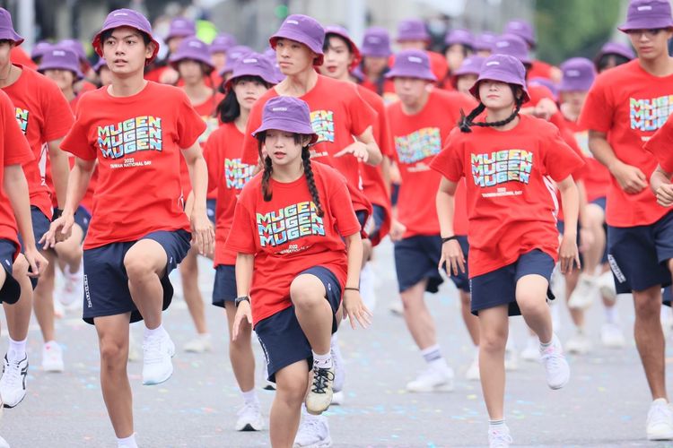 台灣街舞文化推廣協會搭配曉明女中管樂隊共同表演，呈現台灣街舞歷史。鄭孟晃攝