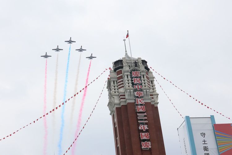 雷虎小組飛過淡水河自總統府後方衝出，以最佳姿態呈現國人眼前。鄭孟晃攝