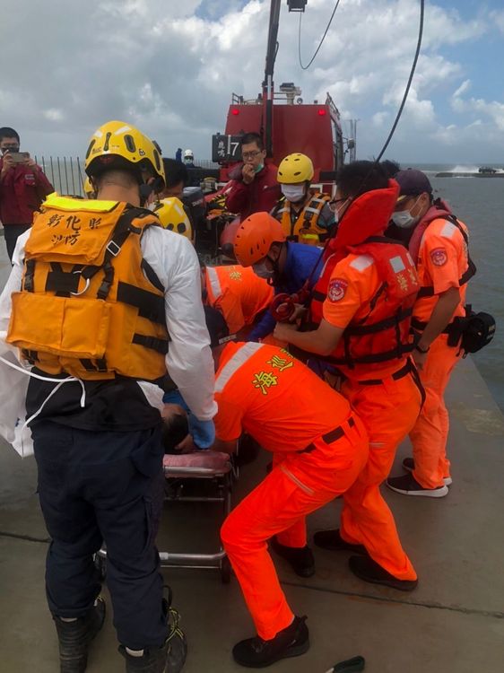 落海老伯被救起送醫。民眾提供