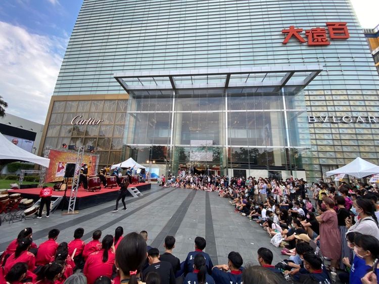 雙十連假第一天，太古藝術季在大遠百前廣場舉行，吸引許多親子到場觀賞，現場座無虛席。鼓創藝術提供