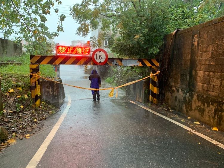 豐田火車站旁涵洞積水封鎖。縣府提供