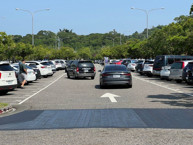 南投服務區上午也擠進不少車輛，讓停車場維持在8成滿以上。田兆緯攝