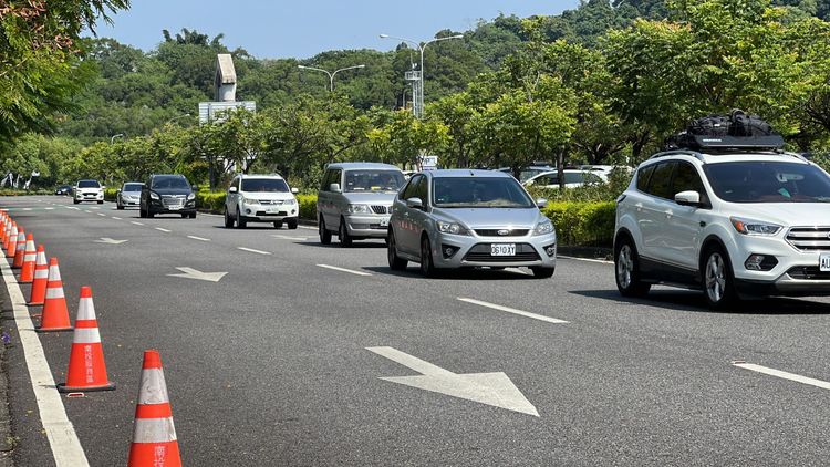 用路人為了避開車潮，選擇到南投服務區內休息。田兆緯攝