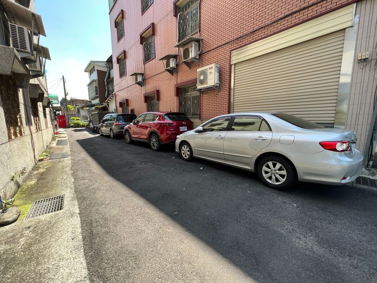 記者到該巷道查看，該巷為死巷，路旁一樣停滿車輛。田兆緯攝