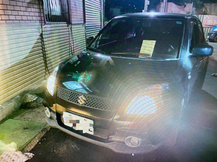 劉女先發現等封玻璃遭貼紙張敬告。讀者提供