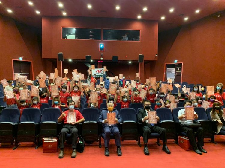 群益金鼎證券再故宮和孩童們一起合影。黃意淳攝