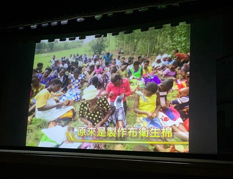 孩童親手縫紉布衛生棉送去烏干達給當地婦女。黃意淳攝