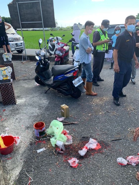 新地主買來多罐紅色油漆潑灑墓園洩憤。民眾提供