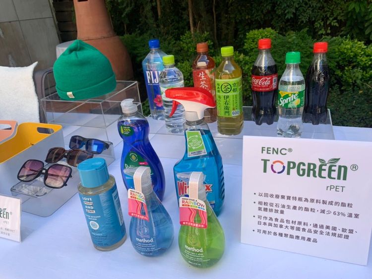 現場展出遠東新合作的飲料品牌瓶裝罐。黃意淳攝