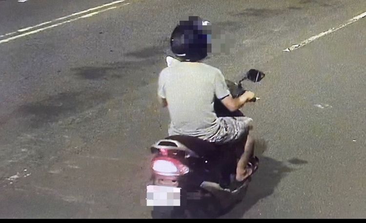 接著吳男騎著機車逃離現場。翻攝畫面