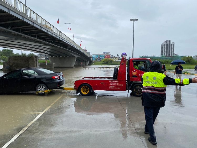 警方調派拖吊車將車輛移置高處。讀者提供