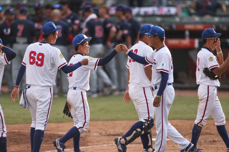 台灣U18總教練周宗志(右2)肯定小球員能享受高強度比賽。  中華棒協提供