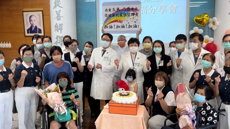 慈濟醫院為地震受傷的患者舉辦出院歡送，祈願一切平安。玉里慈濟醫院提供