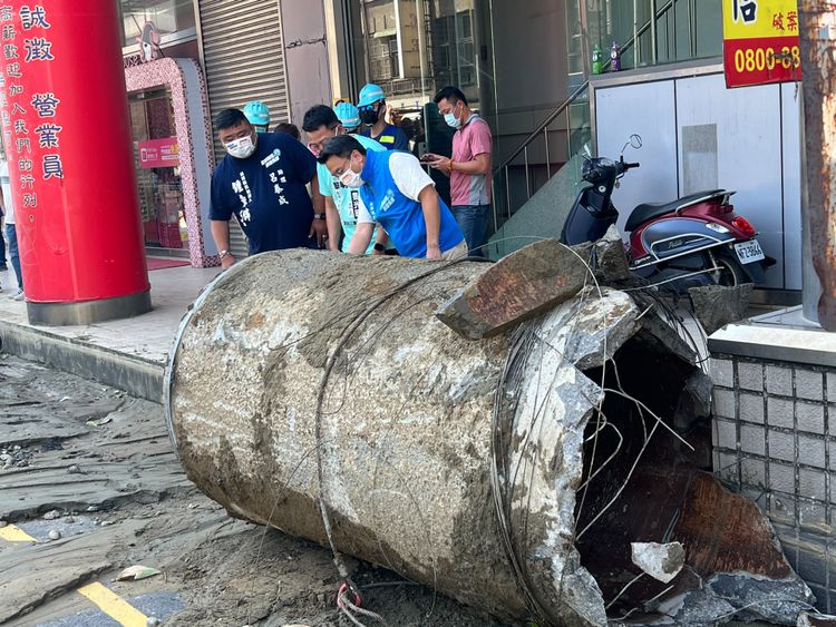 議長鍾東錦服務團隊到搶修現場關心，觀看自來水公司挖掘爆管情形。鍾東錦服務處提供