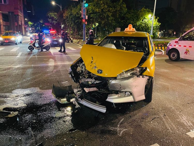計程車車頭毀損嚴重。翻攝畫面