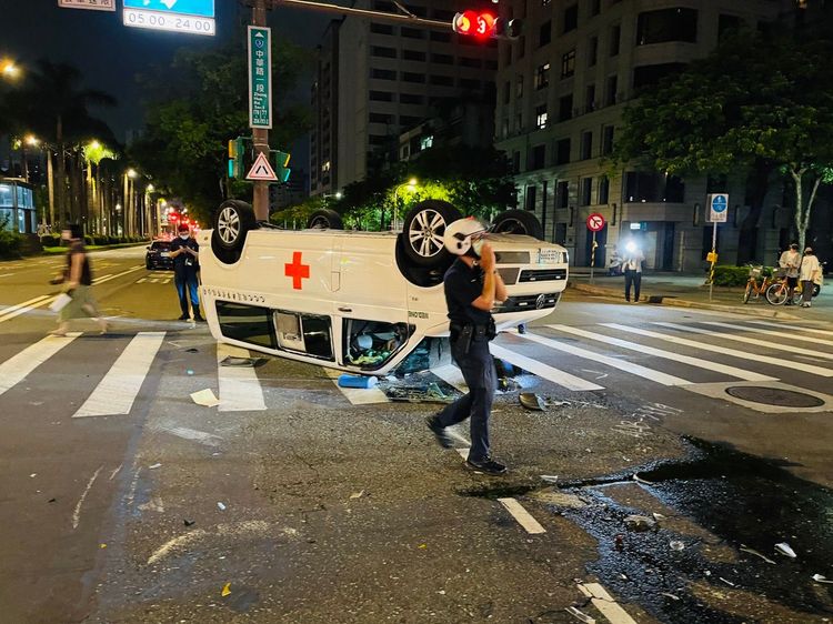 警方在現場疏導交通。翻攝畫面