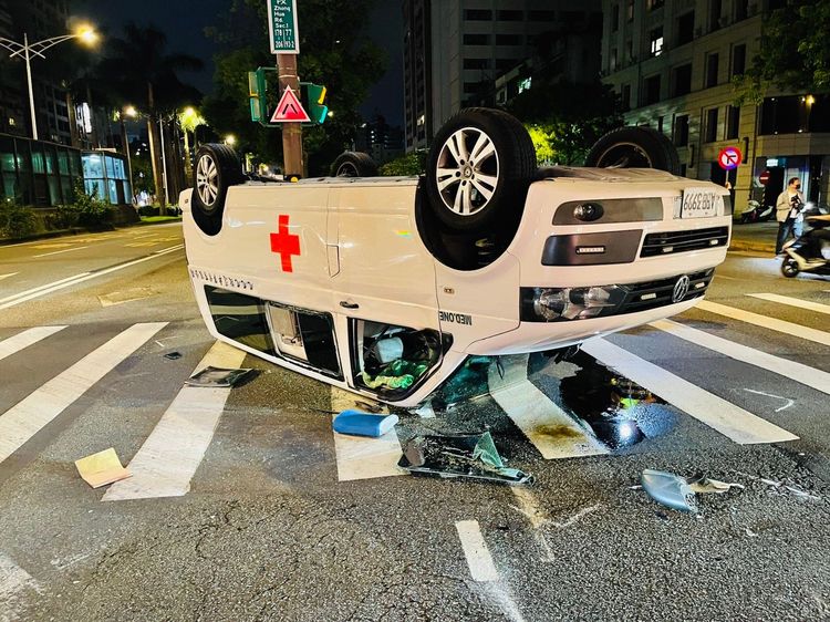 救護車被撞的四輪朝天，所幸當時車上沒有患者。翻攝畫面