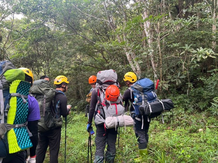 第二梯次6人搜救小組一早入山。台東縣消防局提供