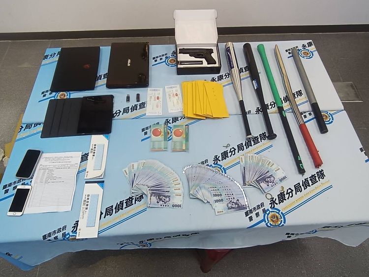 永康警方起出棍棒、現金等一批證物。警方提供