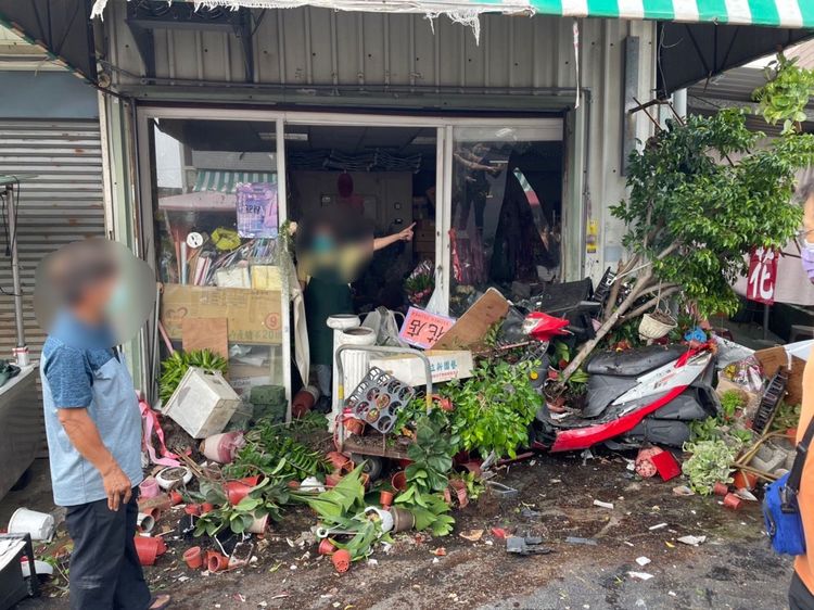 花店倒楣遭撞，現場一片雜亂。讀者提供