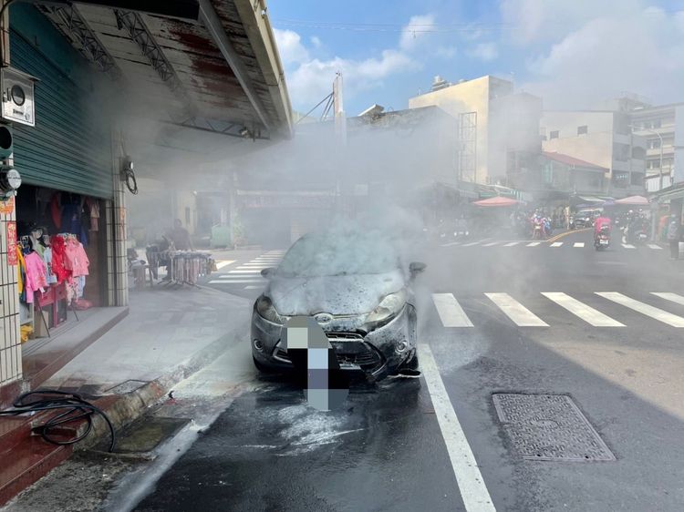 肇事車輛移往路旁停放時，突然冒出濃煙。讀者提供