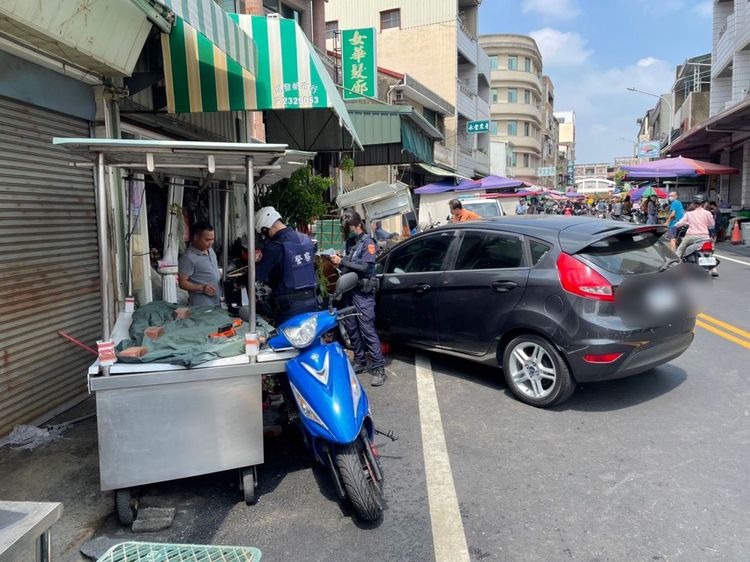 肇事駕駛接受警方調查。讀者提供