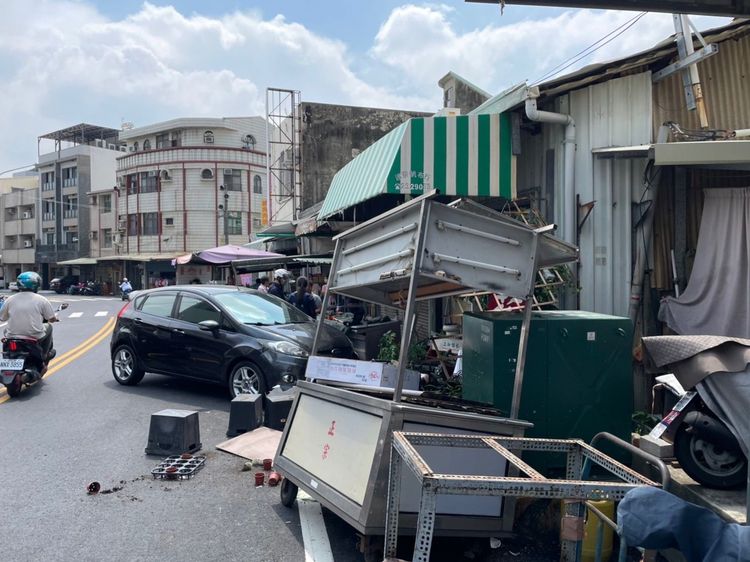 攤車也遭波及。讀者提供