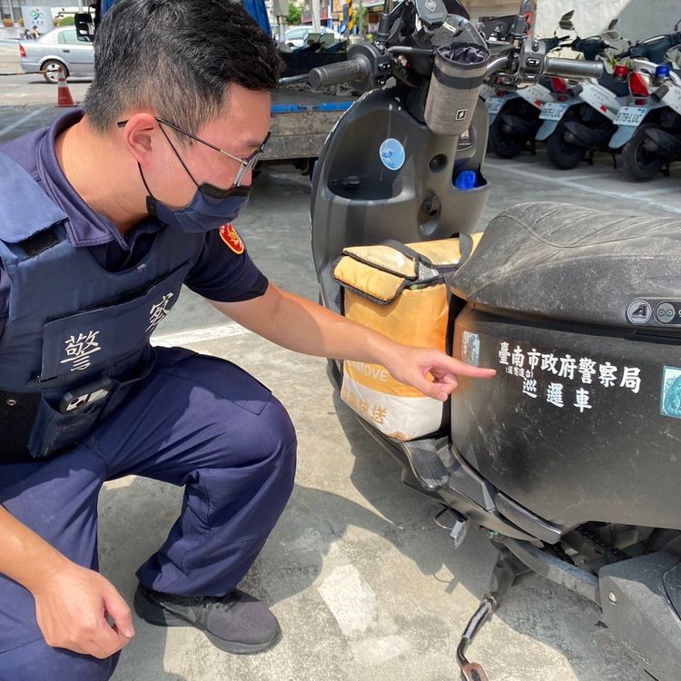 高姓外送員日前從蝦皮購入「臺南市政府警察局巡邏車」、「沒有這台」字樣貼紙。警方提供