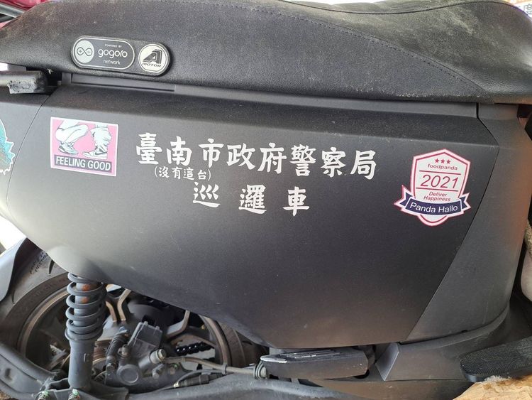 「臺南市政府警察局巡邏車」、「沒有這台」字樣貼紙。警方提供