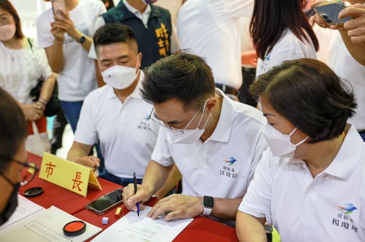 江啟臣等人代盧秀燕完成競選市長連任登記作業。民眾提供