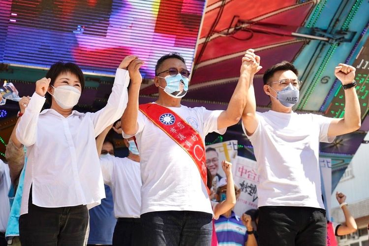 台中市長盧秀燕中午幫同黨台中市議員陳成添站台輔選後，就趕往台南幫該黨提名市長候選人謝龍介輔選。盧秀燕競選總部提供