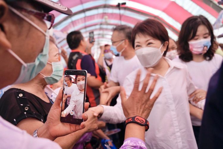 被稱為藍營「最強母雞」的藍營一姊盧秀燕上午輔選市議員陳成添時受到市民熱烈歡迎。盧秀燕競選總部提供