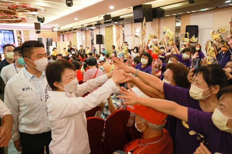 盧秀燕進場時受到民眾熱烈歡迎。盧秀燕競總提供