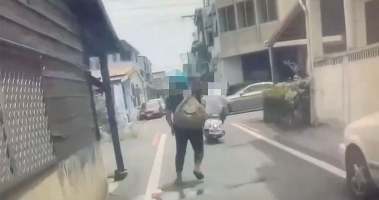 騎車的古男在路口丟包女友後逃逸。警方提供