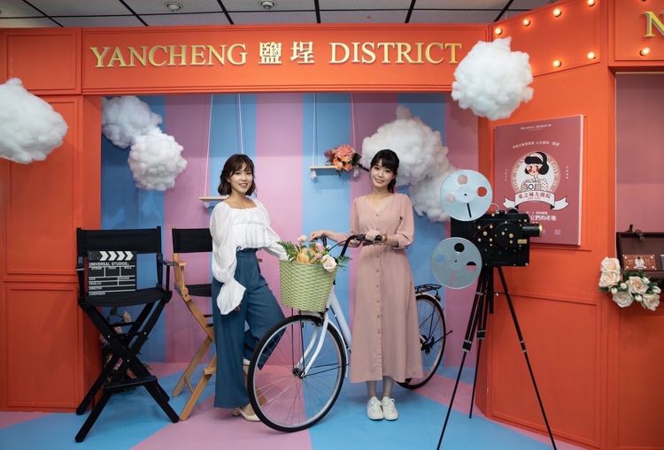 鹽埕戶政的結婚背板走懷舊復古風，打造電影院場景，電影票等小物充滿巧思。高市府提供