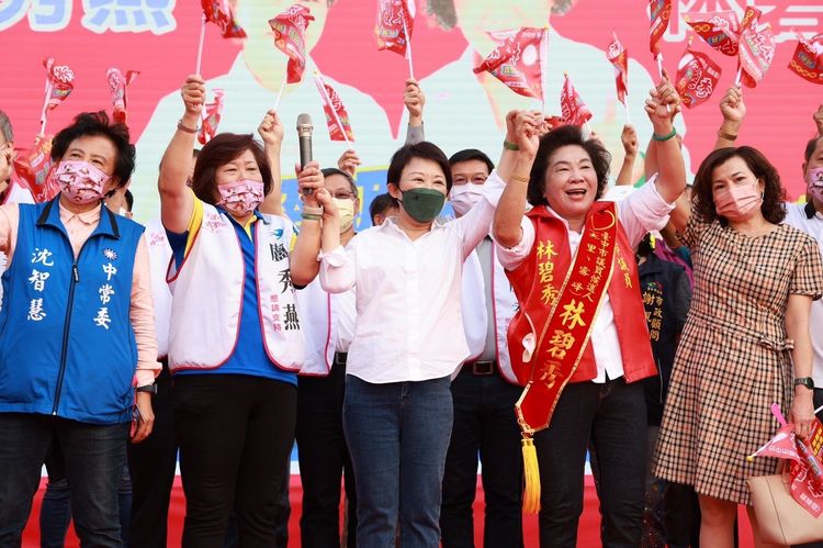 每戰皆有「不敗女王」稱號的盧秀燕與市議員林碧秀聯合競選總部成立，現場盛氣凌人，凍蒜聲不斷。盧秀燕競總提供