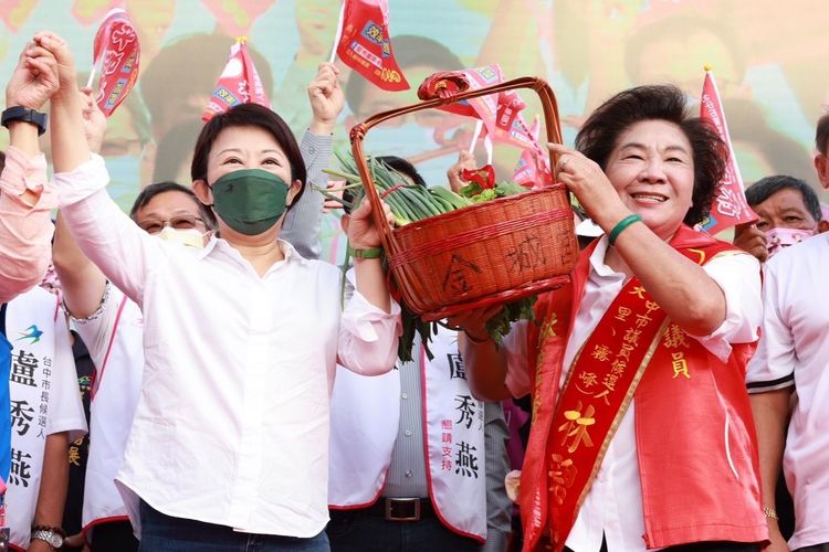 盧秀燕送林碧秀青蒜和芹菜，象徵兩人要一起「勤奮」就可以「凍蒜」。盧秀燕競總提供