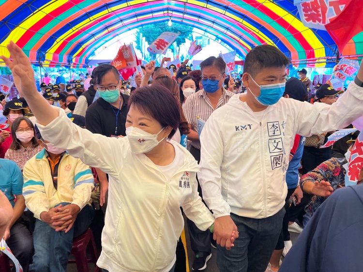 盧秀燕牽著市議員參選人李文傑進場，受到支持者熱烈歡迎。盧秀燕競總提供