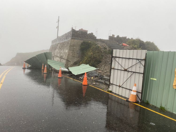 武嶺亭外的鐵皮圍籬，遭到強方吹垮。民眾提供