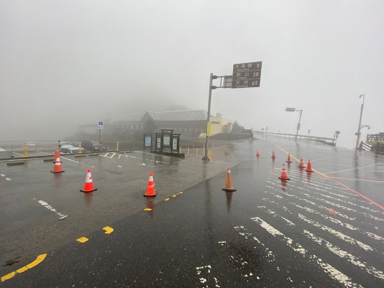 松雪樓旁路標指示牌因為強風劇烈搖晃，相關單位擔憂倒塌，用三角錐圍起。民眾提供